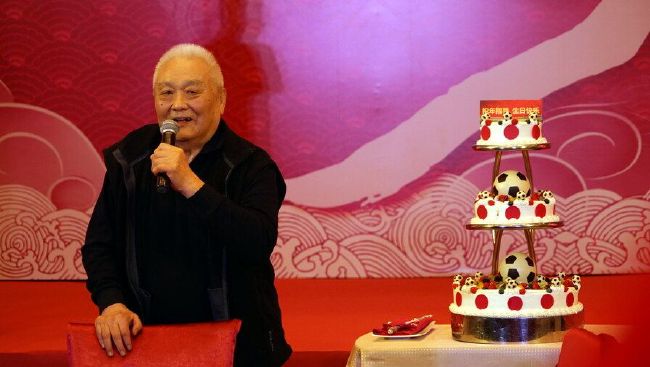罗马诺指出，法兰克福已经就租借范德贝克半个赛季与曼联达成一致，球员在未来24小时内完成体检，租借协议将在本周签署。
